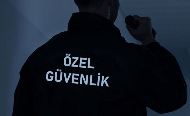 Sırtında özel güvenlik yazan bir güvenlik görevlisi