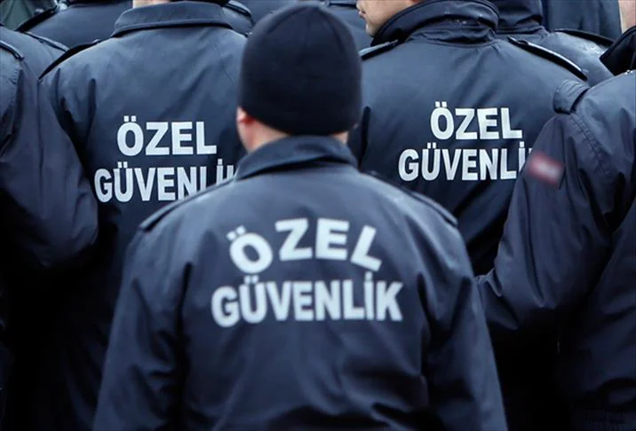 Özel güvenlik görevlileri sınıfta eğitim alırken